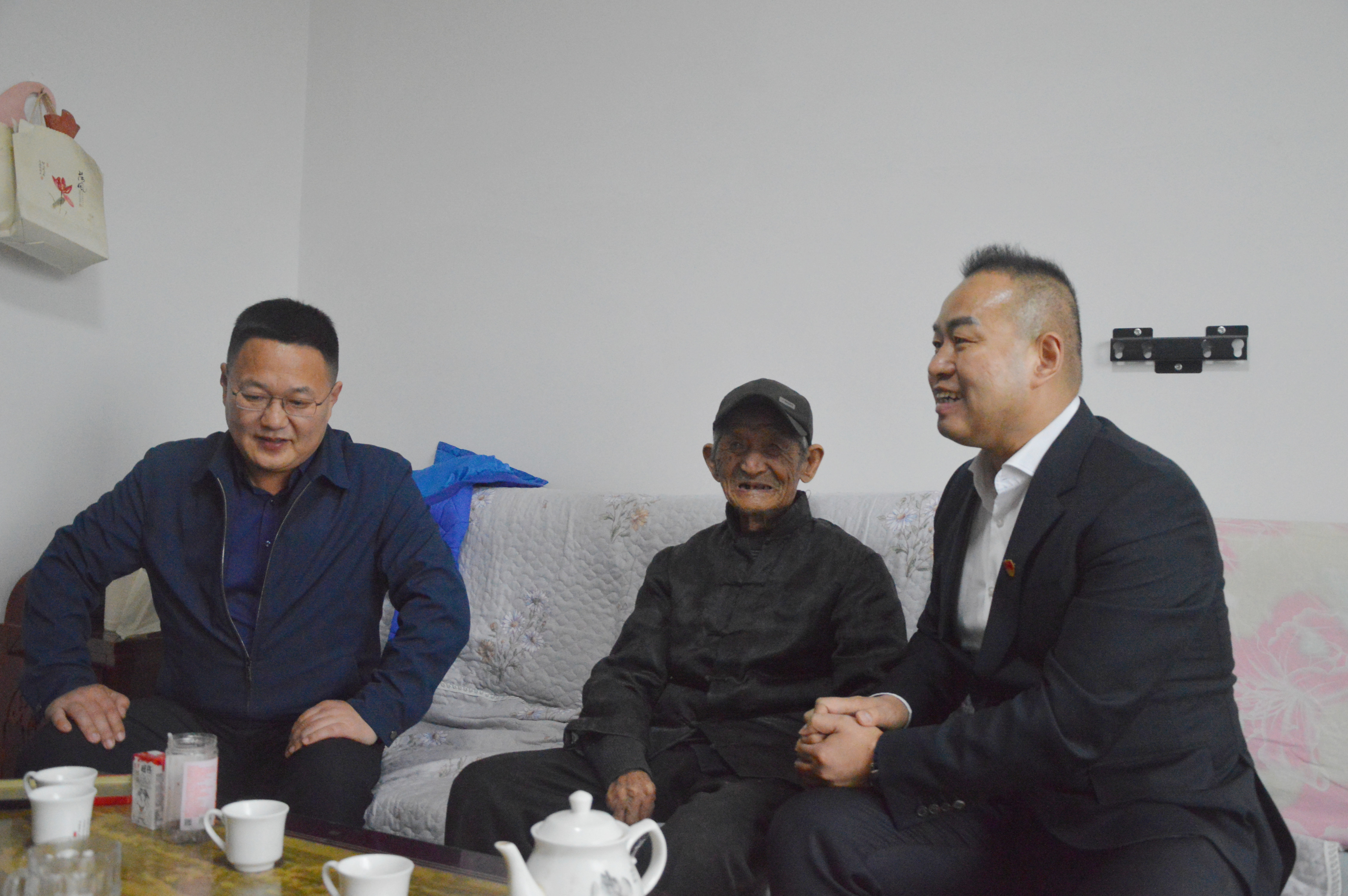 李志強聆聽聽抗美援朝老戰(zhàn)士講戰(zhàn)斗故事